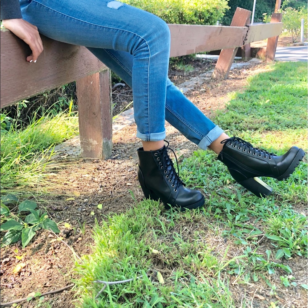 Women Chunky Lace Up booties - Picture 3 of 8